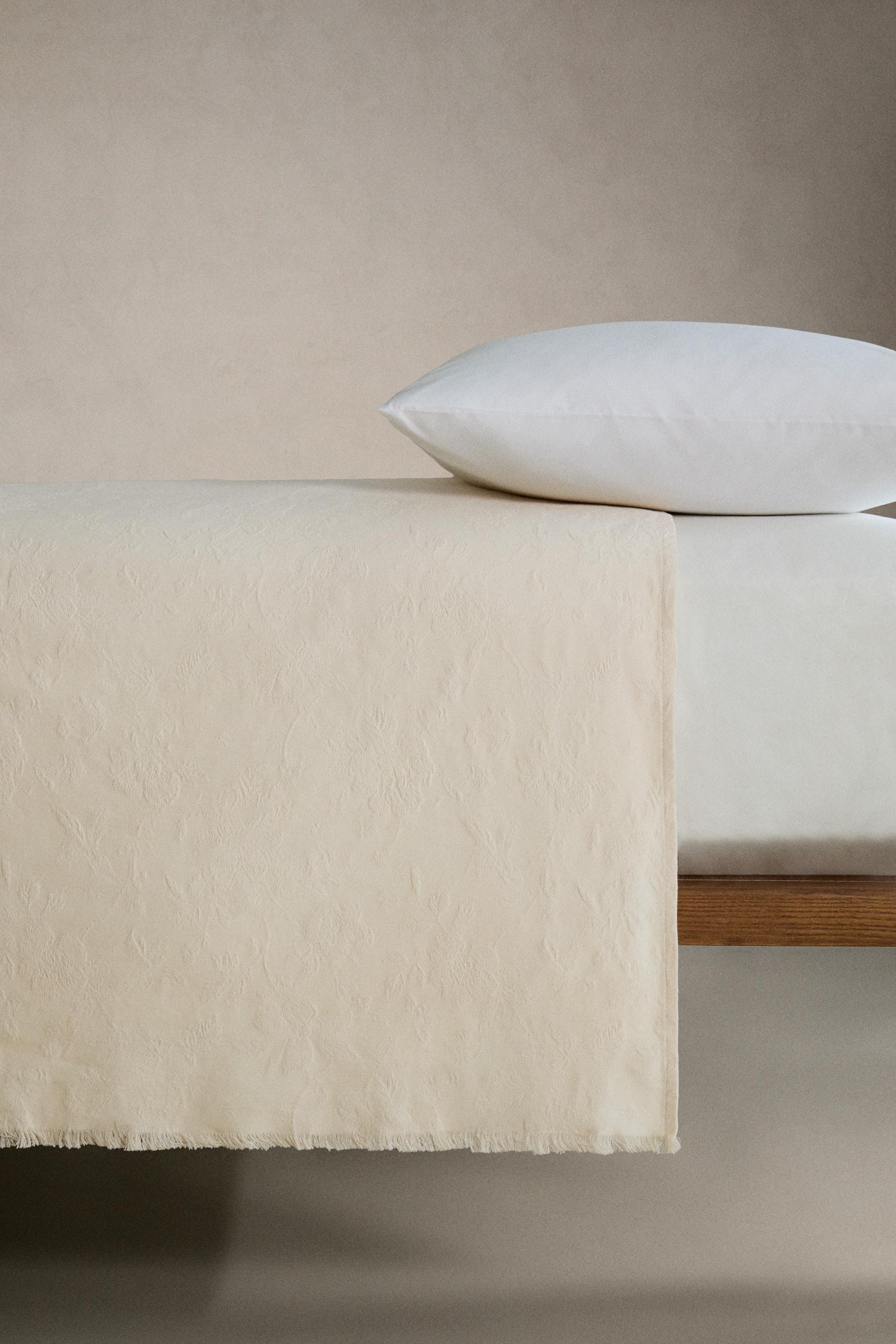 FLORAL JACQUARD BEDSPREAD